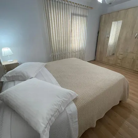 Lovely One-Bedroom Apartment With Private Entrance Tirana Exterior photo