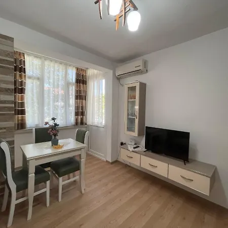 Lovely One-Bedroom Apartment With Private Entrance Tirana Exterior photo