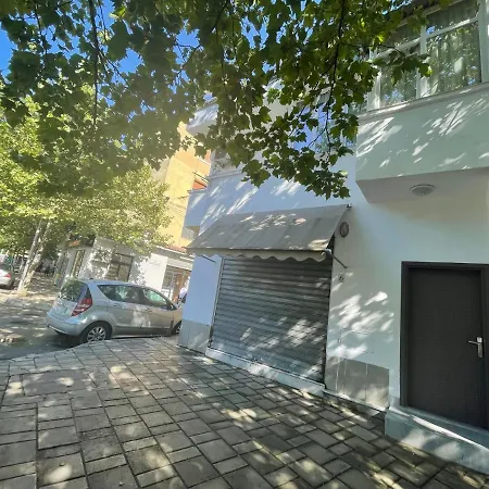 Lovely One-Bedroom Apartment With Private Entrance Tirana Exterior photo