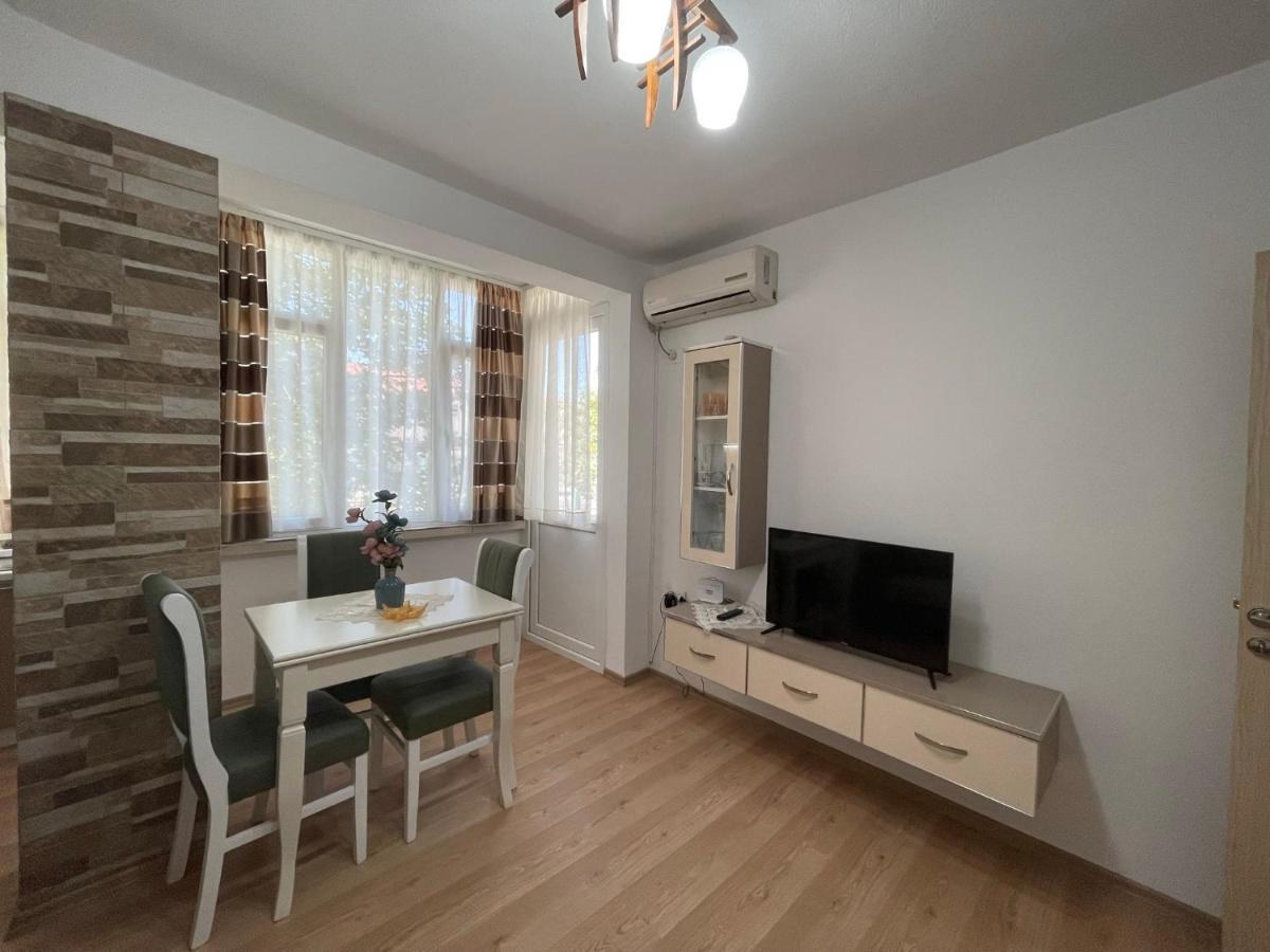 Lovely One-bedroom With Private Entrance Apartment